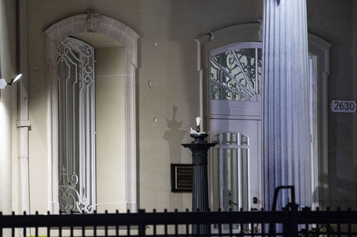 Beberapa lubang bekas penembakan nampak di dinding Kedutaan Besar Kuba di Washington, DC, AS, Kamis, 30 April 2020.