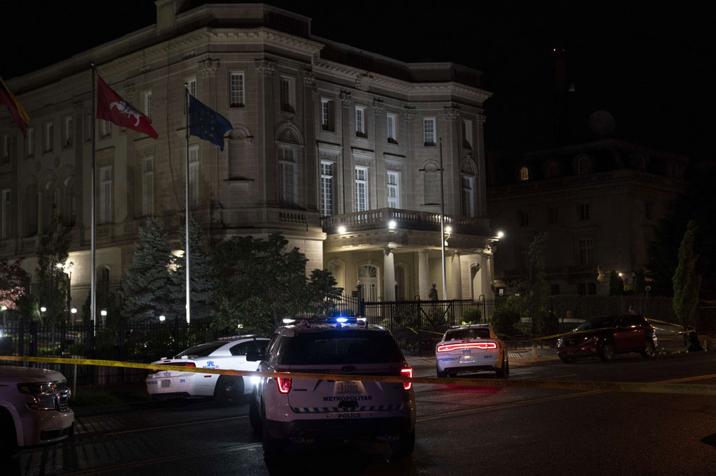 Seorang pria ditangkap aparat keamanan setelah menembaki Kedutaan Besar Kuba di Washington, Kamis, 30 April 2020, kata Dinas Rahasia AS. Tidak ada yang terluka dalam insiden tersebut.