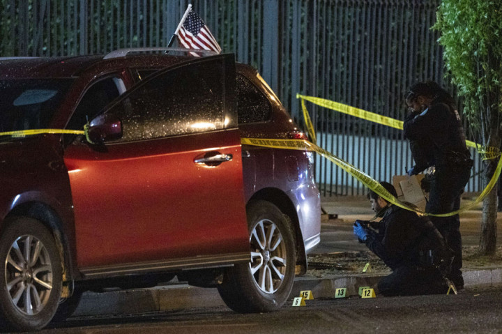 Media setempat mengatakan, pria itu menembakkan sekitar 30 peluru ke kedutaan yang terletak di 16th Street di tepi lingkungan Adams Morgan, sebuah daerah yang biasanya ramai dengan bar dan restoran, tetapi menjadi sepi karena merebaknya virus korona (covid-19).