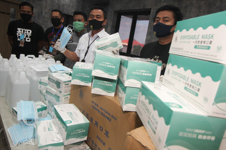 Polrestabes Surabaya menangkap lima tersangka atas kasus dugaan mengedarkan masker dan hand sanitizer tanpa ijin edar dan menyita barang bukti beberapa diantaranya masker sebanyak 12.000 lembar dan hand sanitizer sebanyak 106 kemasan berukuran 5 liter.
