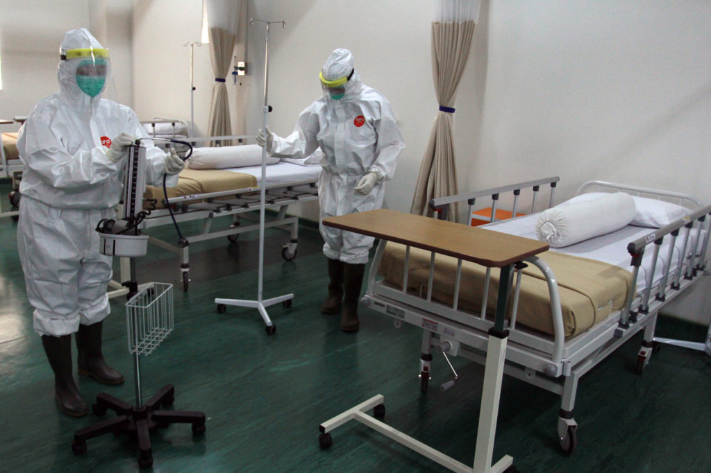 Paramedis mempersiapkan ruang isolasi bertekanan negatif khusus pasien Covid-19 di Ciputra Hospital Citra Garden City, Jakarta.