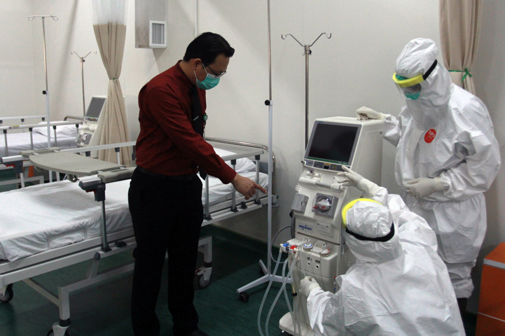 Direktur Ciputra Hospital dr Irwan S. Hermawan (kiri) melihat paramedis mempersiapkan ruang isolasi bertekanan negatif khusus pasien Covid-19 di Ciputra Hospital Citra Garden City, Jakarta.