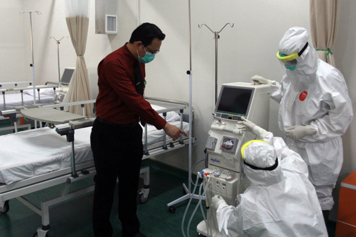 Direktur Ciputra Hospital dr Irwan S. Hermawan (kiri) melihat paramedis mempersiapkan ruang isolasi bertekanan negatif khusus pasien Covid-19 di Ciputra Hospital Citra Garden City, Jakarta.