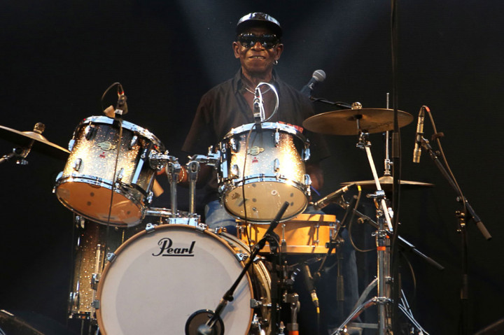 Drummer legendaris asal Nigeria, Tony Allen, yang menciptakan afrobeat bersama dengan teman satu band lamanya Fela Kuti, meninggal tiba-tiba pada usia 79 di Paris pada Kamis, 30 April 2020 waktu setepat.