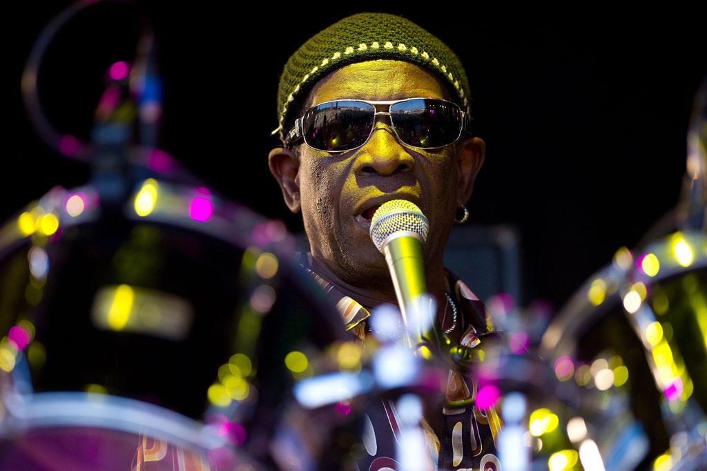 Allen belajar sendiri untuk bermain drum sejak usia 18 tahun, dan terinspirasi dari penyanyi jazz Amerika Dizzy Gillespie dan Charlie Parker serta musik Afrika kontemporer.