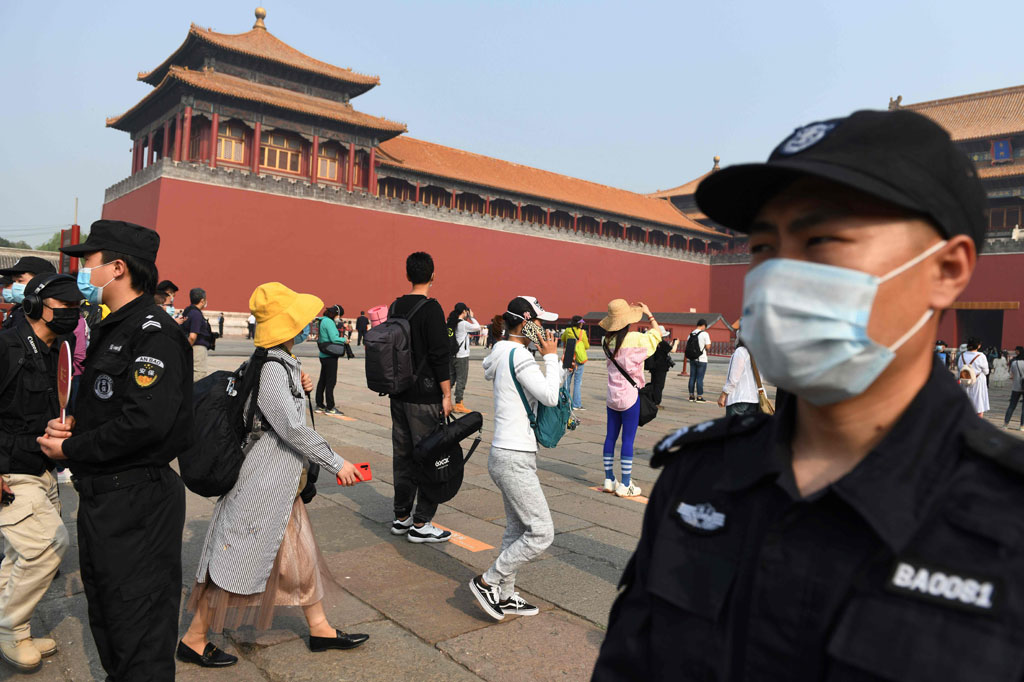 Tiongkok membuka kembali Forbidden City (Kota Terlarang), Jumat, 1 Mei 2020, tiga bulan setelah ditutup karena krisis virus korona (covid-19). Dibukanya kembali Forbidden City merupakan sinyal terbaru bahwa negara tersebut telah berhasil mengendalikan penyakit itu.