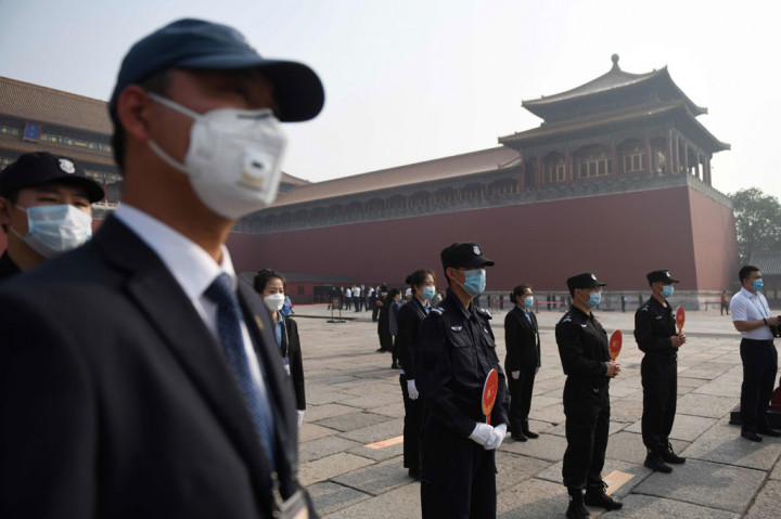 Istana kekaisaran yang berusia sekitar 600 itu ditutup pada 25 Januari lalu. Sementara Pengunjung harus mengenakan masker dan menunjukkan kode kesehatan pada aplikasi ponsel khusus yang menunjukkan apakah mereka berisiko terinfeksi sebelum masuk.