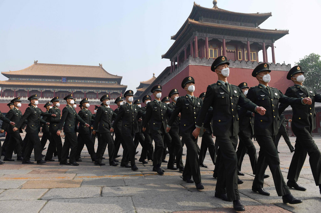 Pemeriksaan suhu tubuh akan diambil di pintu masuk dan siapa pun yang batuk atau menunjukkan demam akan ditolak. Sementara pengunjung harus jaga jarak satu meter satu sama lain.