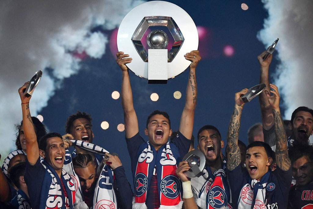Para pemain Paris Saint-Germain melakukan selebrasi usai memastikan diri menjadi juara Liga Prancis musim lalu. PSG diputuskan menjadi juara Liga Prancis musim 2019-2020 usai liga diputuskan diakhiri lebih awal karena perpanjangan karantina wilayah mencegah memburuknya pandemi covid-19 di negara tersebut.