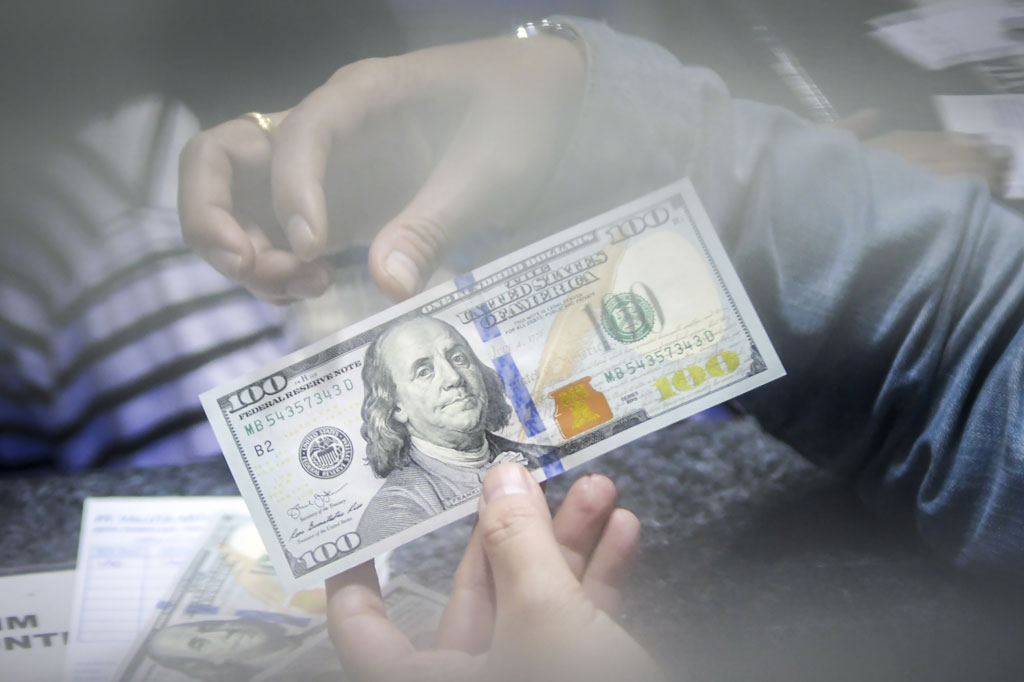 Tidak hanya di pasar modal, virus korona juga membuat nilai tukar rupiah tak berdaya. Pada Senin, 23 Maret 2020, harga jual dolar AS di lima bank besar menembus Rp17 ribu per dollar AS. Sementara kurs referensi Jakarta Interbank Spot Dolar Rate atau JISDOR menempatkan nilai rupiah di posisi Rp16.608 per dolar AS. Pelemahan rupiah menjadi yang terdalam di kawasan Asia. Angka itu juga merupakan yang terendah sejak krisis pada Juli 1998. Hari berikutnya, rupiah hanya menguat 0,45 persen ke level Rp16.500 per dolar AS.