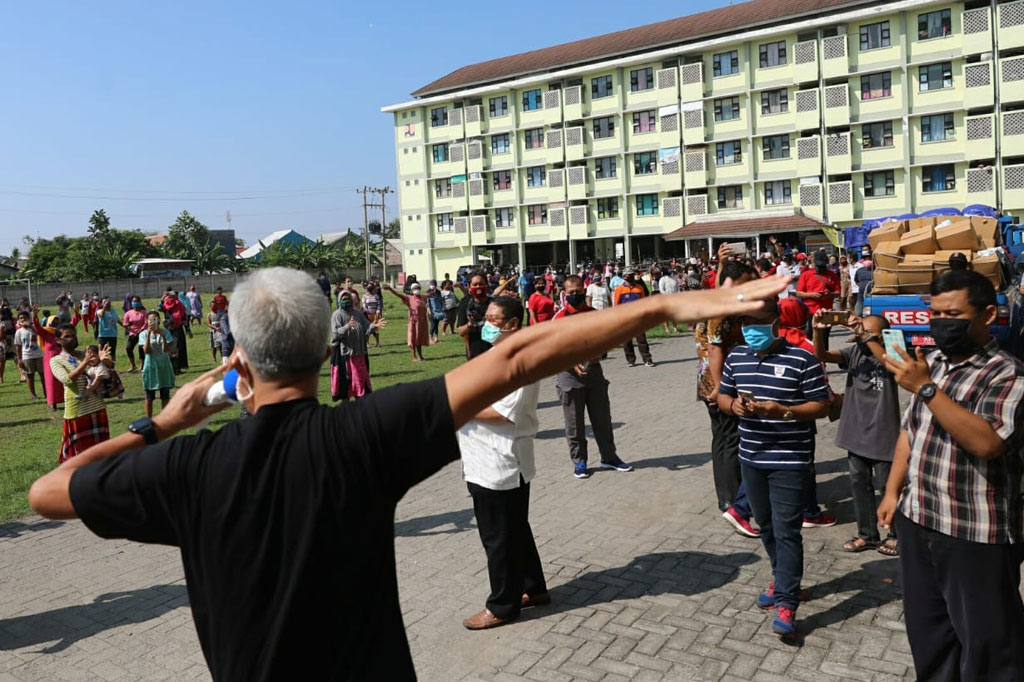 Sebanyak 864 paket sembako dibagikan Ganjar kepada para buruh yang menempati rusunawa Kudu Kota Semarang, Jumat, 1 Mei 2020. Mereka begitu antusias menerima bantuan dari Ganjar karena selama ini memang kesulitan.