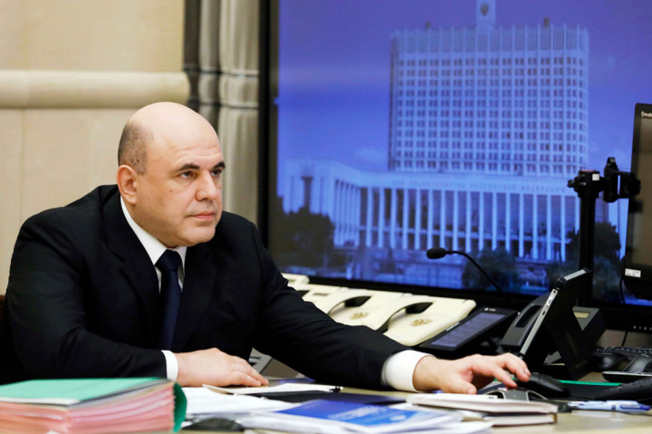 Perdana Menteri Rusia Mikhail Mishustin memimpin pertemuan dengan anggota pemerintah lewat video telekonferensi di Moskow pada Kamis, 30 April 2020. Mishusin menyatakan bahwa dia positif terjangkit virus korona.