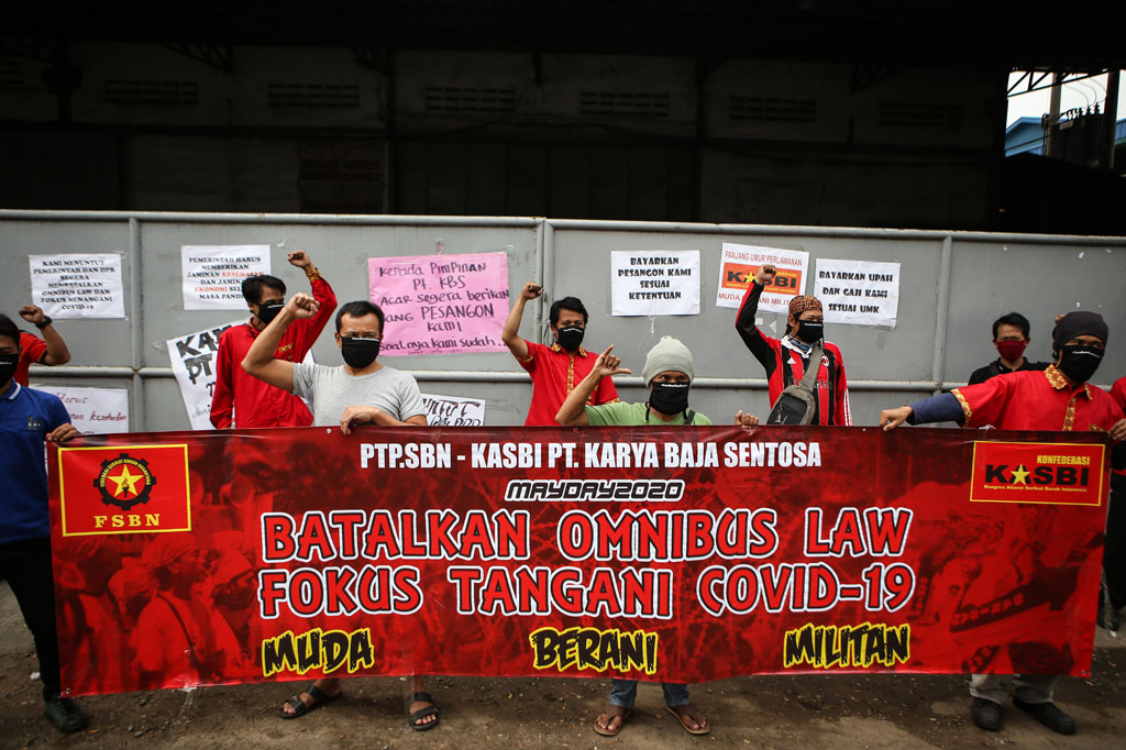 Di Kota Tangerang, Banten, sejumlah buruh melakukan aksi unjuk rasa. Dalam aksi untuk memperingati Hari Buruh Internasional itu, massa menolak RUU Omnibus Law serta meminta pemerintah dan pengusaha untuk menjamin kelangsungan hidup buruh. 