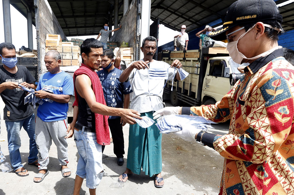 Sementara itu Pemerintah Kota Banda Aceh membagikan masker kepada buruh bongkar muat di terminal barang Santan, Aceh Besar. Pembagian masker tersebut sebagai upaya mencegah dan memutus rantai penyebaran covid-19 sekaligus memperingati Hari Buruh Internasional.