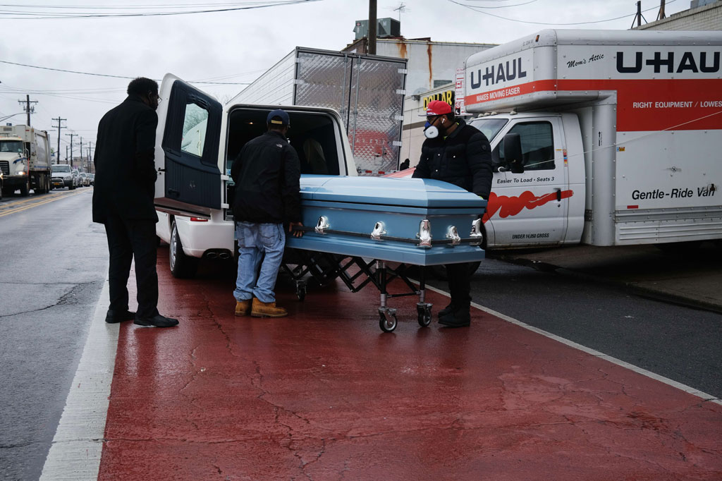 Peti mati dibawa ke mobil jenazah dari Rumah Pemakaman Andrew Cleckley di wilayah Brooklyn, New York City, Kamis, 30 April 2020 waktu setempat.