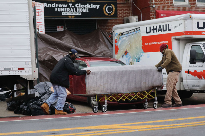 Jenazah-jenazah tersebut diketahui membusuk menyusul keluhan bau tidak sedap dari tetangga-tetangga rumah pemakaman tersebut. 