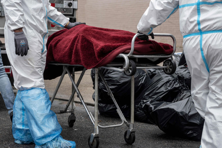 Pemilik Andrew Cleckley kepada The New York Times mengatakan bahwa seperti rumah pemakaman lainnya di seluruh kota New York, tempatnya telah dibanjiri jenazah selama wabah covid-19.