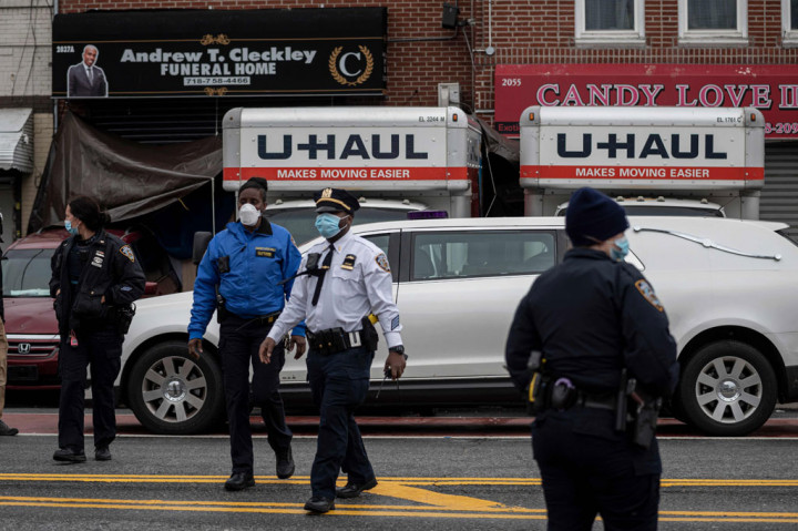 Petugas kepolisian tengah menyelidiki penemuan puluhan jenazah membusuk di rumah pemakaman tersebut. Sementara Wali Kota Bill de Blasio menggambarkan perlakuan terhadap orang meninggal tersebut sama sekali tidak dapat diterima. 