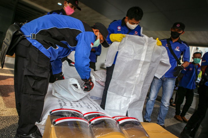 Sejumlah buruh yang tergabung dalam Konfederasi Serikat Pekerja Seluruh Indonesia (KSPSI) merapikan alat pelindung diri (APD) yang akan diserahkan ke RSUD Balaraja di Kabupaten Tangerang, Banten, Jumat, 1 Mei 2020.