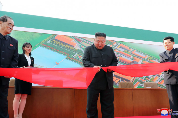 Setelah lama tidak muncul di hadapan publik, Pemimpin Korea Utara Kim Jong Un tampil saat meresmikan sebuah pabrik pupuk fosfat di Sunchon, Pyongyang Selatan, Jumat, 1 Mei 2020.