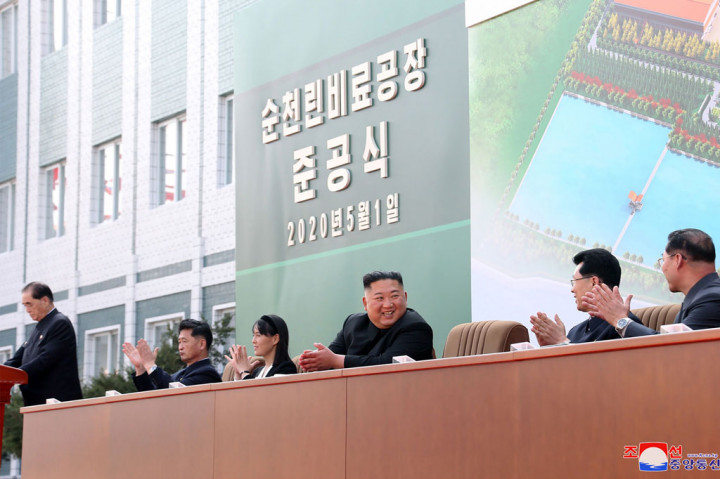 Pemimpin Korea Utara Kim Jong Un membuat penampilan publik pertamanya dalam hampir tiga minggu, menyusul spekulasi kuat bahwa pemimpin negara bersenjata nuklir itu sakit parah atau mungkin meninggal dunia.