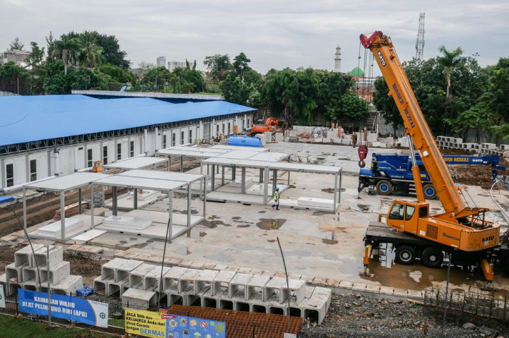 Pekerja menyelesaikan pembangunan rumah sakit darurat covid-19 milik Pertamina di lapngan bola Simprug, Jakarta, Sabtu, 2 Mei 2020. 