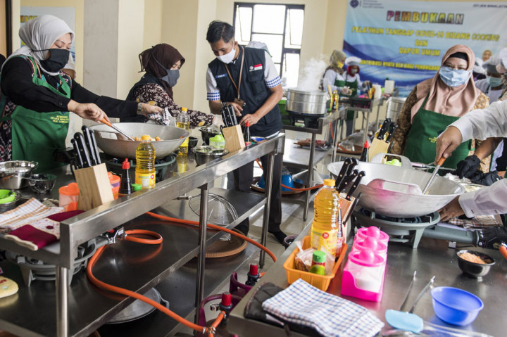 Menteri Ketenagakerjaan Ida Fauziyah (kiri) memasak bersama peserta pelatihan kerja saat kunjungan kerja di Balai Latihan Kerja (BLK) Lembang, Kabupaten Bandung Barat, Jawa Barat, Sabtu, 2 Mei 2020. 