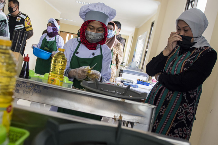 Pelatihan tersebut bertujuan untuk memberikan bekal keterampilan dasar dan meningkatkan ketahanan ekonomi bagi tenaga kerja yang terdampak pandemi virus korona (covid-19).