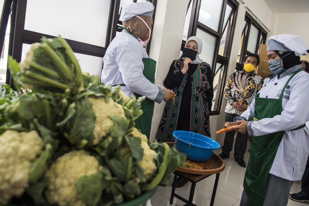 Menaker menyatakan bahwa para peserta tersebut akan menjalani pelatihan selama 10 hari di BLK yang dikelola pemerintah pusat dan daerah. 