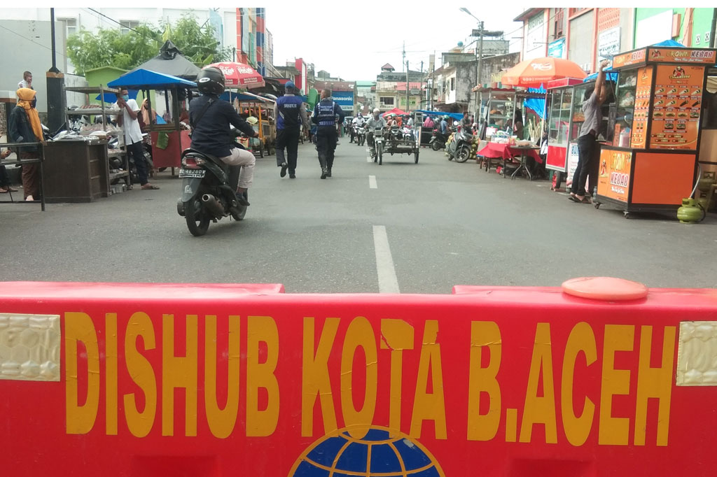 Penerapan pola jaga jarak (physical distancing) bagi penjual takjil di Banda Aceh mulai diterapkan antara pedagang maupun pembeli. Langkah tersebut guna pencegahan penyebaran virus korona (covid-19).