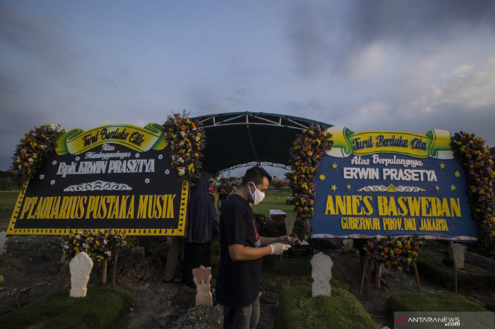 Mantan basis grup band Dewa 19 tersebut meninggal dunia pada usia 48 tahun setelah dirawat di rumah sakit Sari Asih Ciputat karena menderita gangguan pada lambungnya.