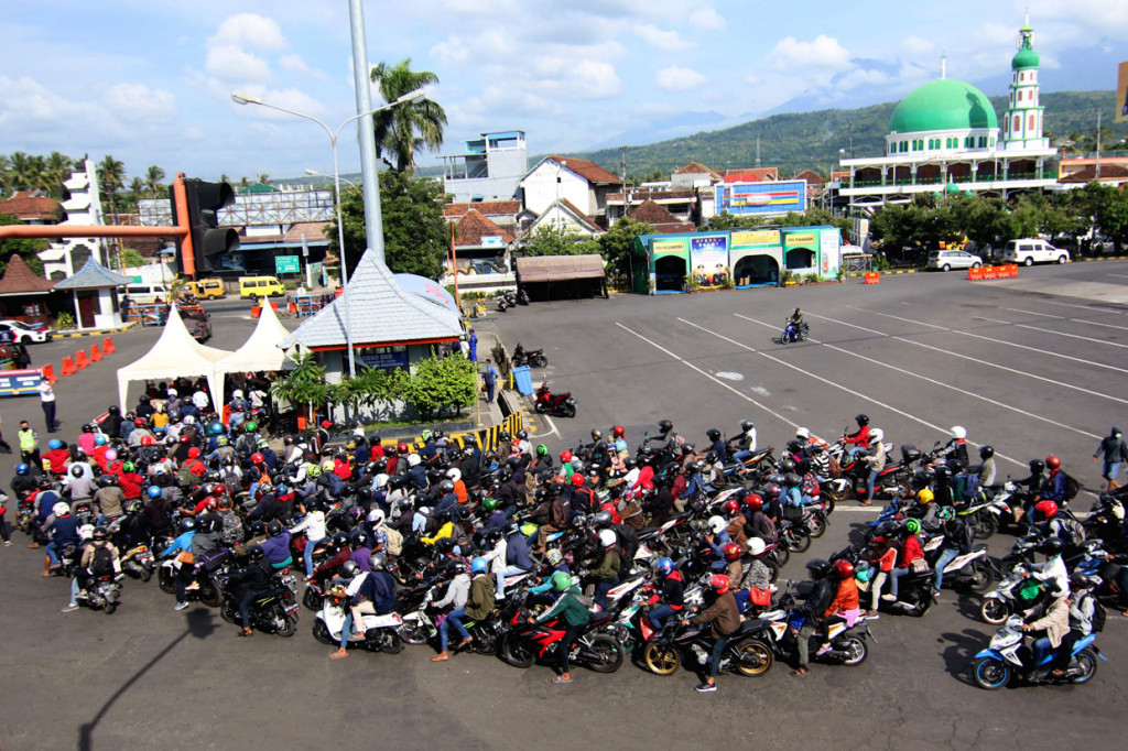 Pemudik asal Bali antre melakukan pemeriksaan di Pelabuhan Ketapang Banyuwangi.
