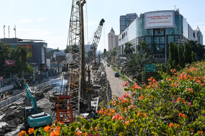 Pekerja menyelesaikan proyek pembangunan underpass Senen Extension di kawasan Senen, Jakarta.