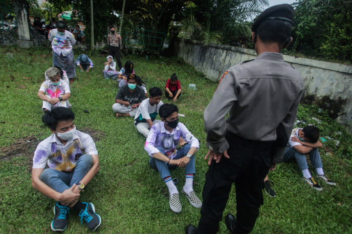 Polisi memberikan arahan ke sejumlah pelajar SMA yang terjaring razia saat melakukan perayaan kelulusan UN di kawasan kota Palangkaraya, Kalimantan Tengah.