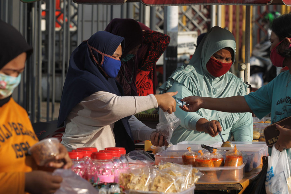 Pedagang melayani pembeli takjil di kawasan Jalan Panjang, Kebon Jeruk, Jakarta barat.