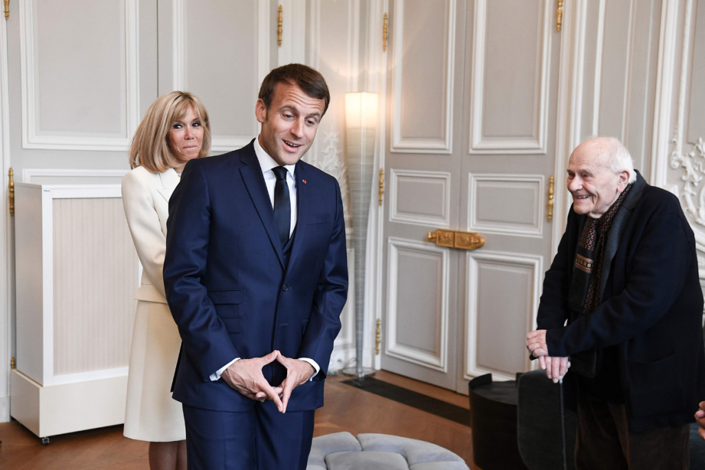 Presiden Prancis Emmanuel Macron dan istrinya Brigitte Macron menemui Dr. Christian Chenay di istana Elysee pada 1 Mei 2020 di Paris.