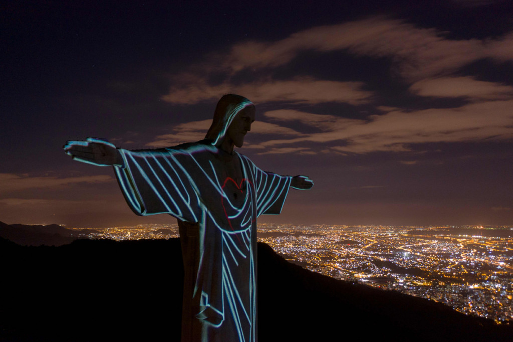 Setelah sebelumnya bermandikan cahaya bergambar dukungan untuk para tenaga medis dan berbagai bendera dunia, kini Patung Yesus tampil beda.
