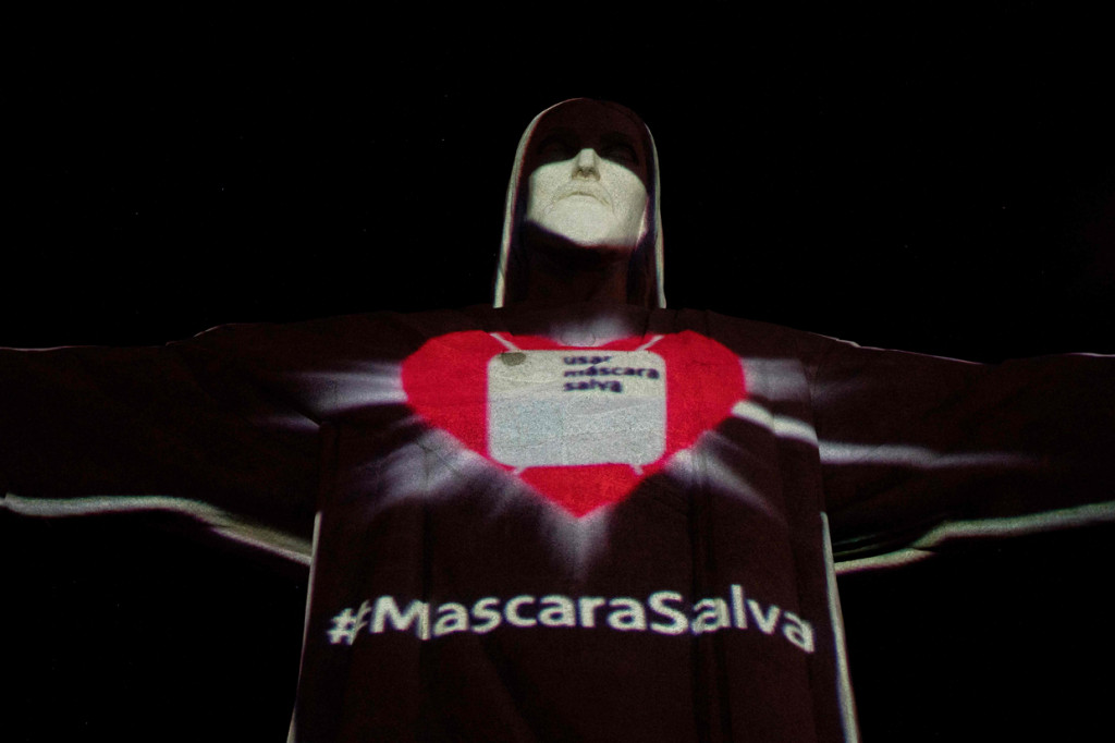 Tetap bermandikan cahaya yang indah, dengan pesan 'Mask Save' yang ditulis dalam bahasa Portugis.