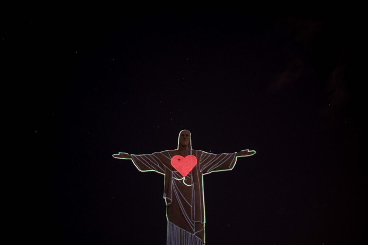 Cahaya di dada patung Yesus itu juga berbentuk hati berwarna merah yang menyala dengan pancaran cahaya biru yang merebak.