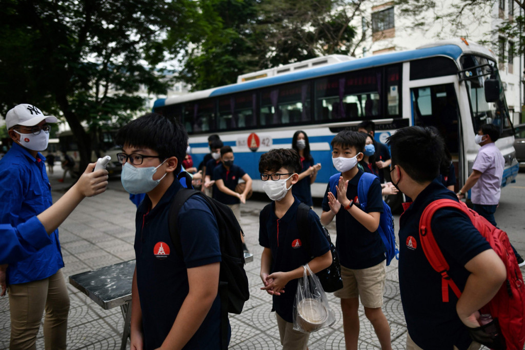 Jutaan anak-anak di Vietnam kembali bersekolah pada Senin, 4 Mei 2020, waktu setempat setelah tiga bulan istirahat di rumah. 