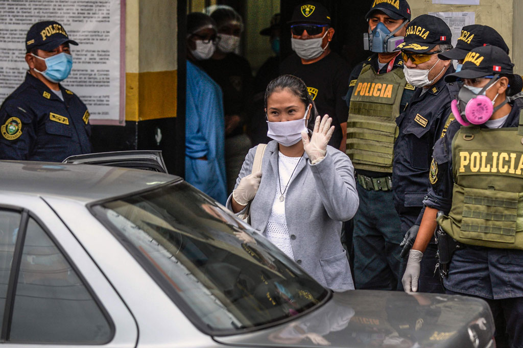 Pemimpin oposisi Peru Keiko Fujimori dibebaskan dengan jaminan setelah menghabiskan tiga bulan dalam penahanan pra-sidang, atas tuduhan korupsi. Fujimori meninggalkan penjara wanita di ibu kota Lima dengan mengenakan masker dan sarung tangan putih, Senin, 4 Mei 2020 waktu setempat.