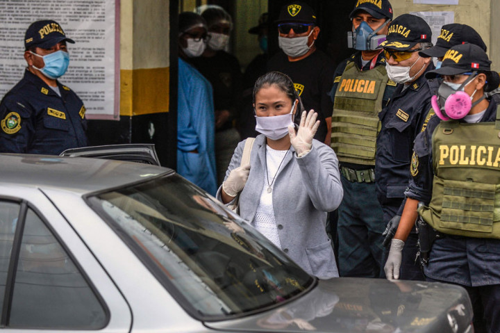 Pemimpin oposisi Peru Keiko Fujimori dibebaskan dengan jaminan setelah menghabiskan tiga bulan dalam penahanan pra-sidang, atas tuduhan korupsi. Fujimori meninggalkan penjara wanita di ibu kota Lima dengan mengenakan masker dan sarung tangan putih, Senin, 4 Mei 2020 waktu setempat.