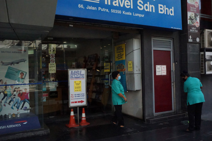 Karyawan membersihkan kantor sebuah agen perjalanan di Jalan Putra, Kuala Lumpur, Malaysia Senin, 4 Mei 2020, pada hari pertama pembukaan kembali aktivitas bisnis di negara tersebut.