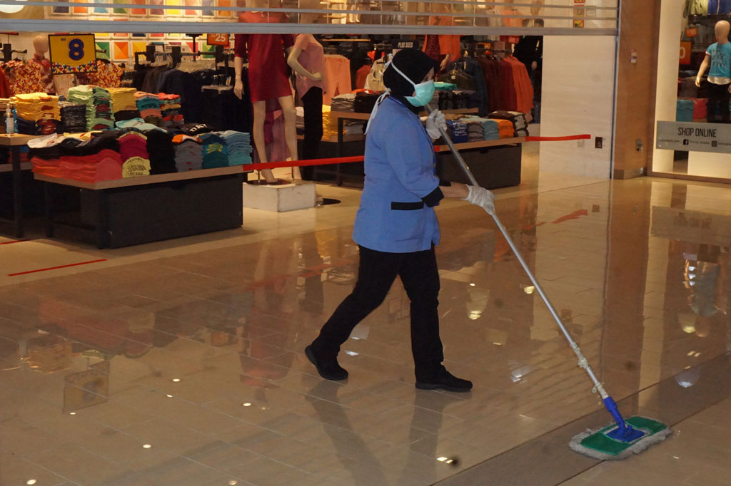 Pemerintah Malaysia pada Senin, 4 Mei 2020, mulai membuka kembali sektor perekonomian secara bertahap, sesuai prosedur standar operasional atas nasihat Kementerian Kesehatan dan data-data WHO dengan menerapkan pembatasan skala besar, yang disebut dengan Perintah Kawalan Pergerakan Bersyarat (PKPB).