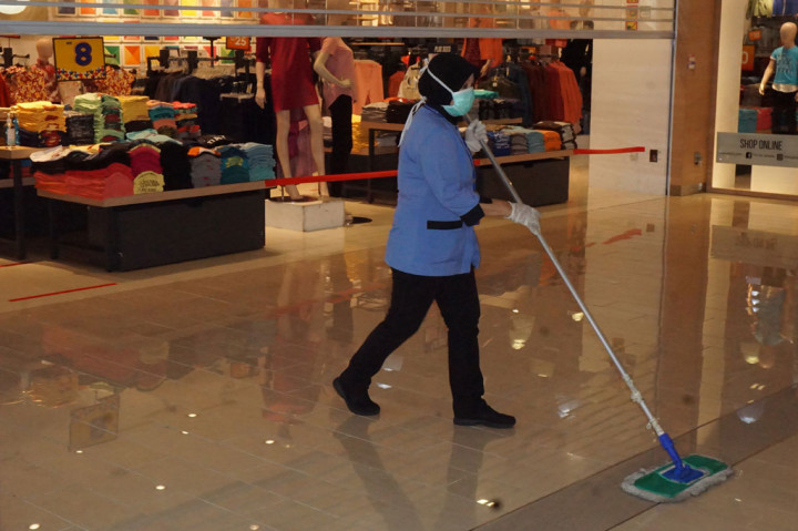 Pemerintah Malaysia pada Senin, 4 Mei 2020, mulai membuka kembali sektor perekonomian secara bertahap, sesuai prosedur standar operasional atas nasihat Kementerian Kesehatan dan data-data WHO dengan menerapkan pembatasan skala besar, yang disebut dengan Perintah Kawalan Pergerakan Bersyarat (PKPB).