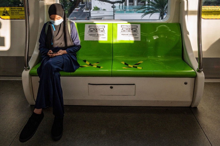 Pemberlakuan PKPB juga ditandai dengan beroperasinya kembali moda transportasi LRT, MRT, dan monorel secara normal antara pukul 06.00 hingga 23.00 setiap hari. Sebelumnya selama Perintah Kawalan Pergerakan (PKP) mulai 18 Maret, jam operasional moda transportasi tersebut dibatasi.