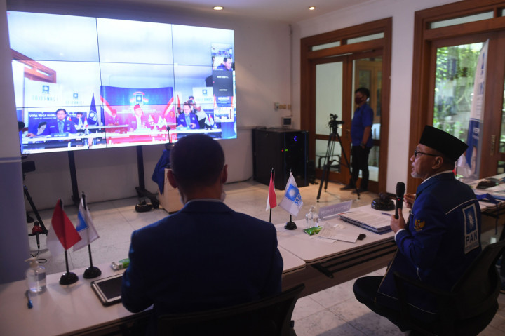 Ketua Umum Partai Amanat Nasional (PAN) Zulkifli Hasan (kanan) memberikan pidato saat membuka Rakernas I PAN di Jakarta.