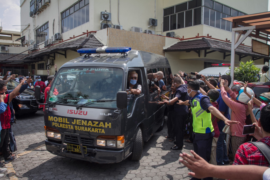 Ambulans yang membawa jenazah Penyanyi Didi Kempot keluar dari Rumah Sakit Kasih Ibu, Solo, Jawa Tengah.