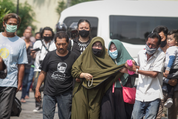 Anggota keluarga saat berada di rumah sakit saat kabar meninggalnya Penyanyi Didi Kempot di Rumah Sakit Kasih Ibu, Solo, Jawa Tengah.