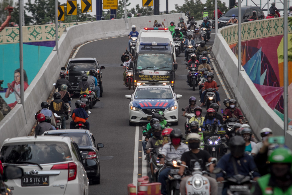 Iring-ringan mobil ambulans yang membawa jenazah Penyanyi Didi Kempot melintas di kawasan Manahan, Solo, Jawa Tengah.